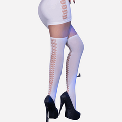 Calze bianche con stringatura posteriore.