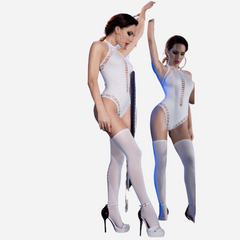 Calze bianche con stringatura posteriore.